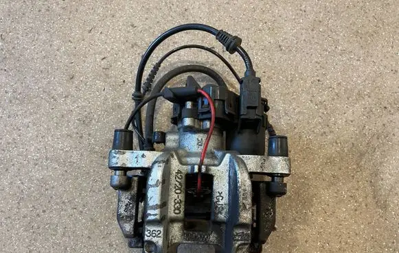 BMW 5 G60 G61 Rear brake caliper 8832836