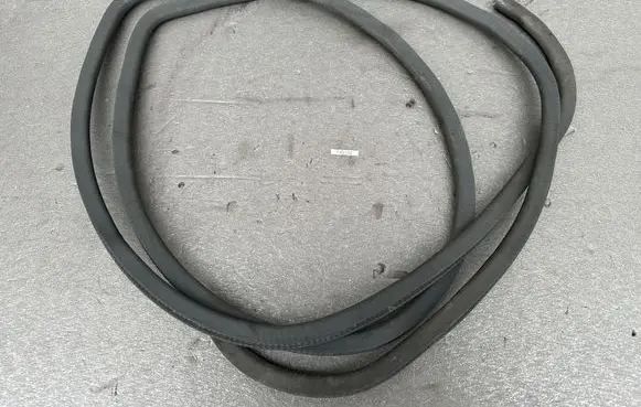 Rear door rubber seal (on body)