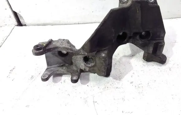 Hyundai Santa Fe Engine mounting bracket