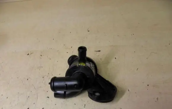 Volkswagen Golf VI Thermostat housing 03L121111S VD6592