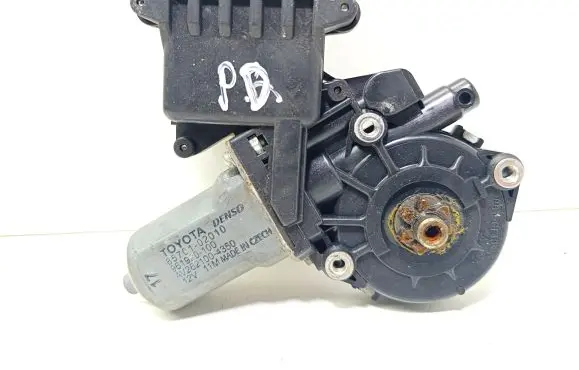 Toyota Avensis T270 Front door window regulator motor 8570102010