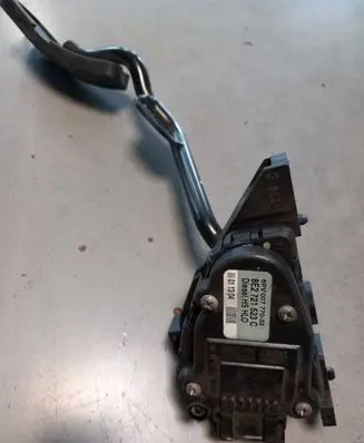 Volkswagen PASSAT B5.5 Accelerator throttle pedal 8E2721523C