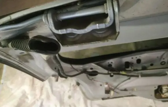 Subaru Legacy Tailgate/trunk/boot hinge