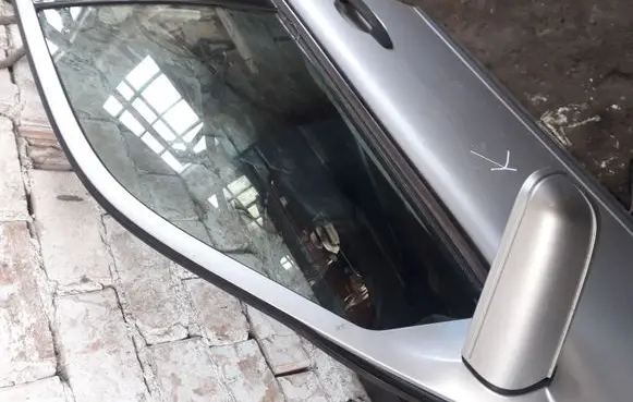 Mercedes-Benz E W210 Front door window glass four-door