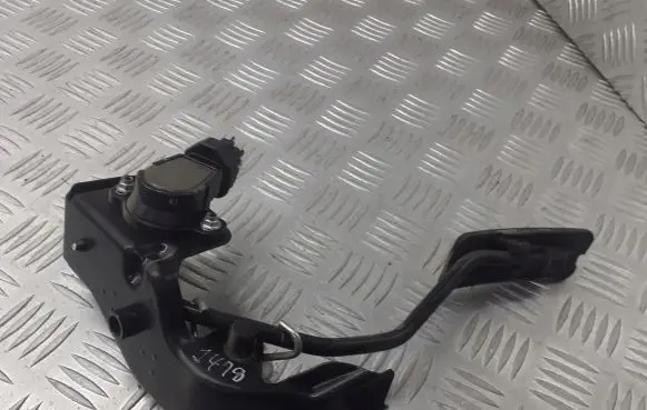 Toyota Avensis T250 Accelerator pedal position sensor 78111-35030