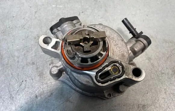 Peugeot 5008 Vacuum pump 9804021880