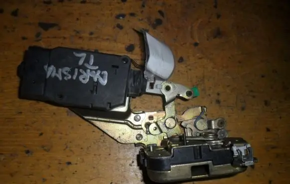 Mitsubishi Carisma Rear door lock