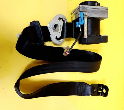 Volkswagen Golf IV Front seatbelt 33004403