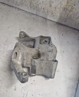Volvo V70 Engine mounting bracket 31401633