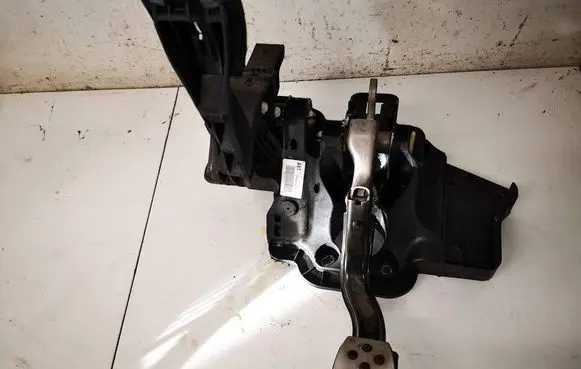 Opel Corsa E Brake pedal 39011433 2581990210