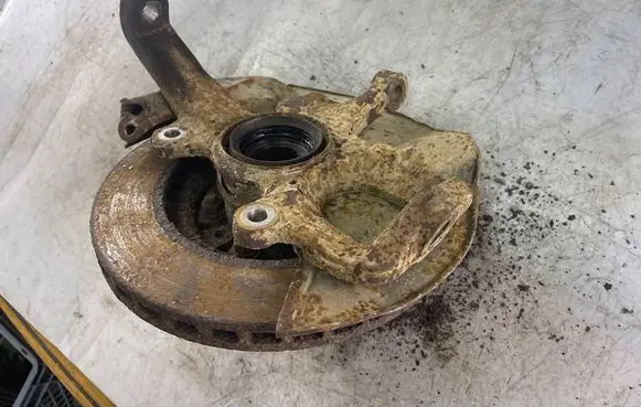 Mitsubishi Pajero Sport I Front wheel hub spindle knuckle
