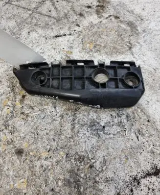 Toyota Auris 150 Front bumper mounting bracket
