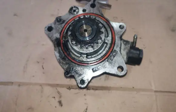 Nissan Almera Tino Vacuum pump