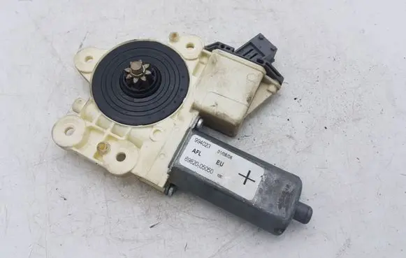 Toyota Avensis T250 Front door window regulator motor 6982005050 994023 992045100