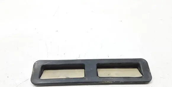 Quarter panel pressure vent