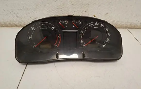 Skoda Superb B5 (3U) Speedometer (instrument cluster) 3U0920811 3U0920811E 3U0920811E5E2