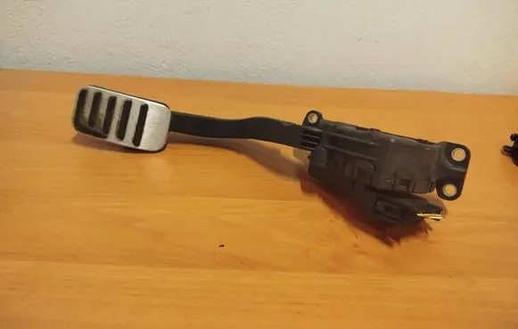 Accelerator throttle pedal