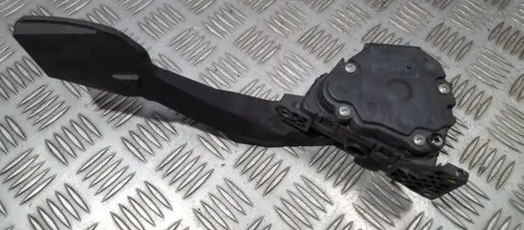 Accelerator throttle pedal