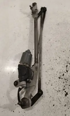 Suzuki Grand Vitara II Front wiper linkage and motor 3811065J00