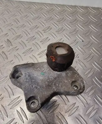 Engine mounting bracket