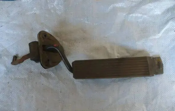 Mercedes-Benz S W126 Accelerator throttle pedal 1263001125