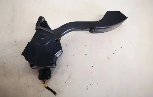 Toyota RAV 4 (XA30) Accelerator throttle pedal 7811042010 78110-42010