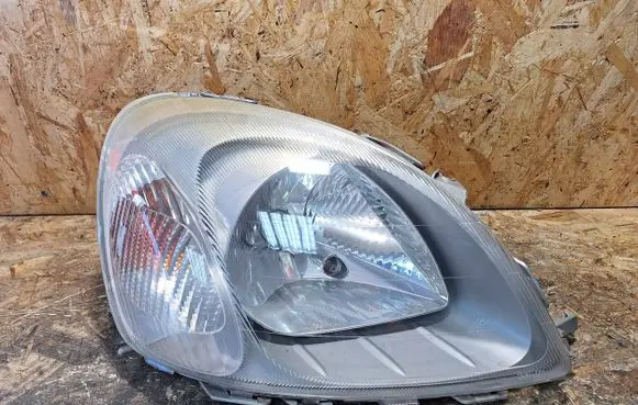 Toyota Yaris Headlight/headlamp
