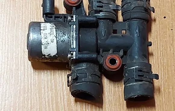 Audi A4 S4 B8 8K Coolant heater control valve 8E0820035B
