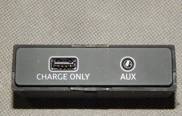 Audi Q5 SQ5 AUX in-socket connector 8W0035726