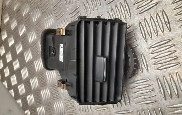 Volkswagen Touareg II Rear air vent grill 7P1819703A