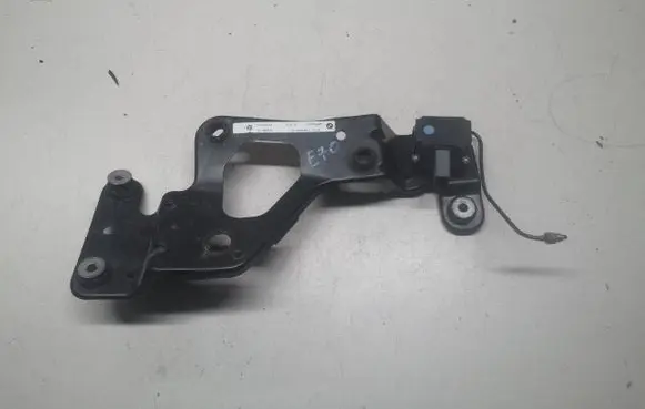 BMW X5 E70 Pneumatic air compressor holding bracket 6789938