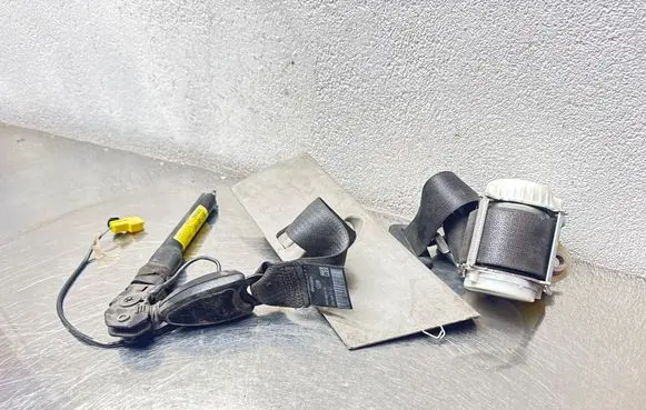 Opel Meriva B Front seatbelt 13305707 13250509 0102
