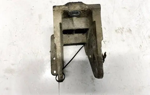 Mitsubishi Grandis Engine mounting bracket