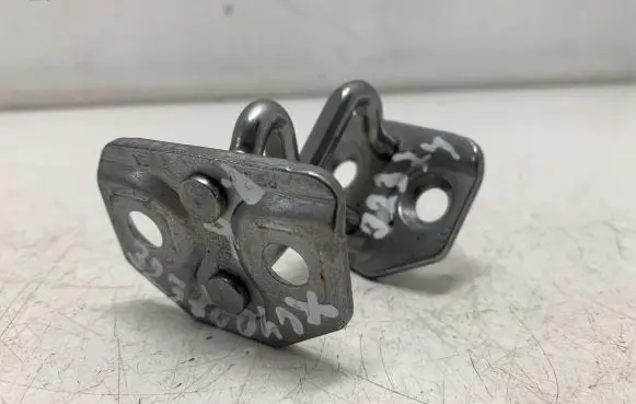 Volvo XC40 Front door lock loop/hook striker 31391833