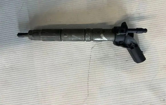 Mercedes-Benz CLS C219 Fuel injector A642070 A6420700587