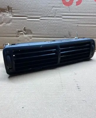 Volkswagen PASSAT B5 Dash center air vent grill 3B0819728