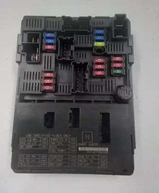 Nissan Note (E11) Fuse module 284B71HZ2A 241427700180