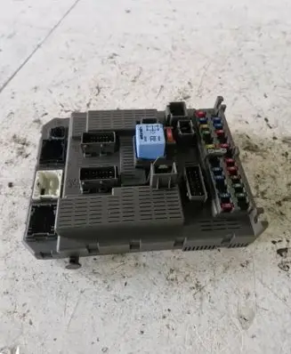 Peugeot 807 Fuse module 9646907380
