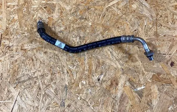 Porsche Macan (95B) Intercooler pipe mounting bracket 95b317825c