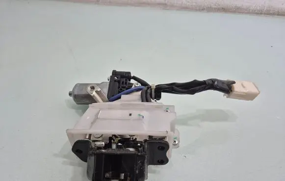 Lexus RX 330 - 350 - 400H Loading door lock 