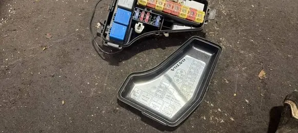 Volvo S70 V70 V70 XC Fuse box set 9128576