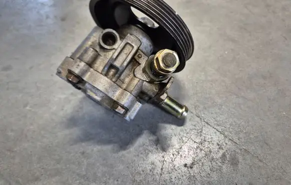Mitsubishi Pajero Sport I Power steering pump MR448507