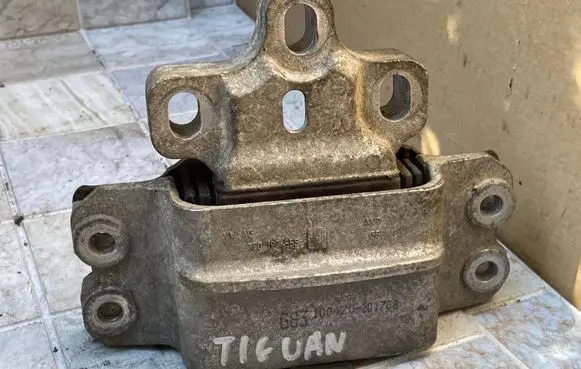 Volkswagen Tiguan Engine mount bracket 3C0199555
