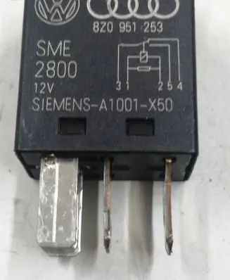 Volkswagen PASSAT B5 Hazard warning light relay 8Z0951253