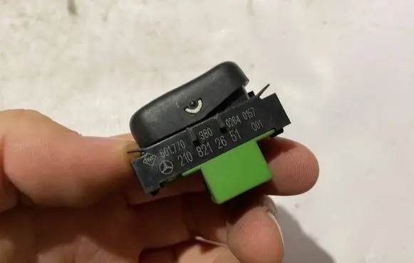 Mercedes-Benz A W168 Windscreen/window heater switch 2108212651 A2108212651