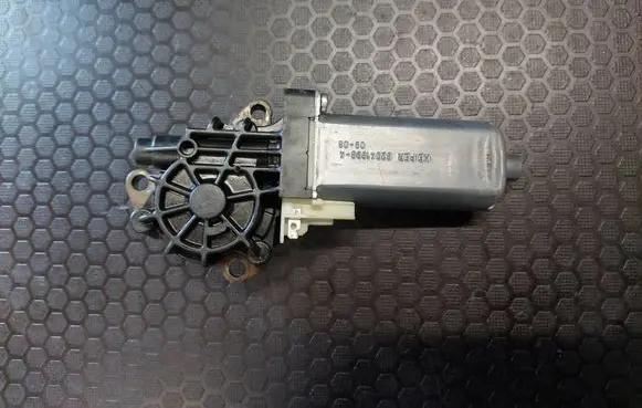 Mercedes-Benz C W204 Seat adjustment motor 0390203002