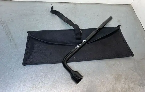Honda CR-V Wheel nut wrench 