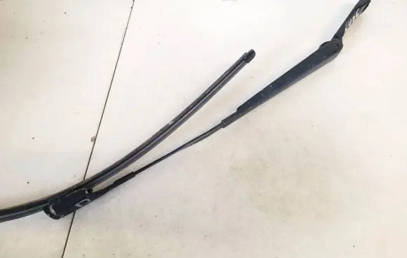 Opel Astra J Front wiper blade arm 13289888
