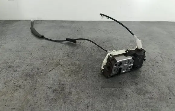 Peugeot 308 Front door lock 567147