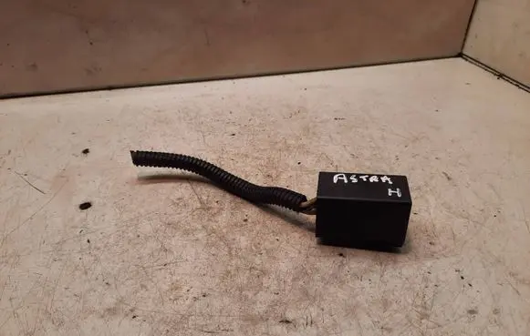 Opel Astra H Coolant fan relay 13119468